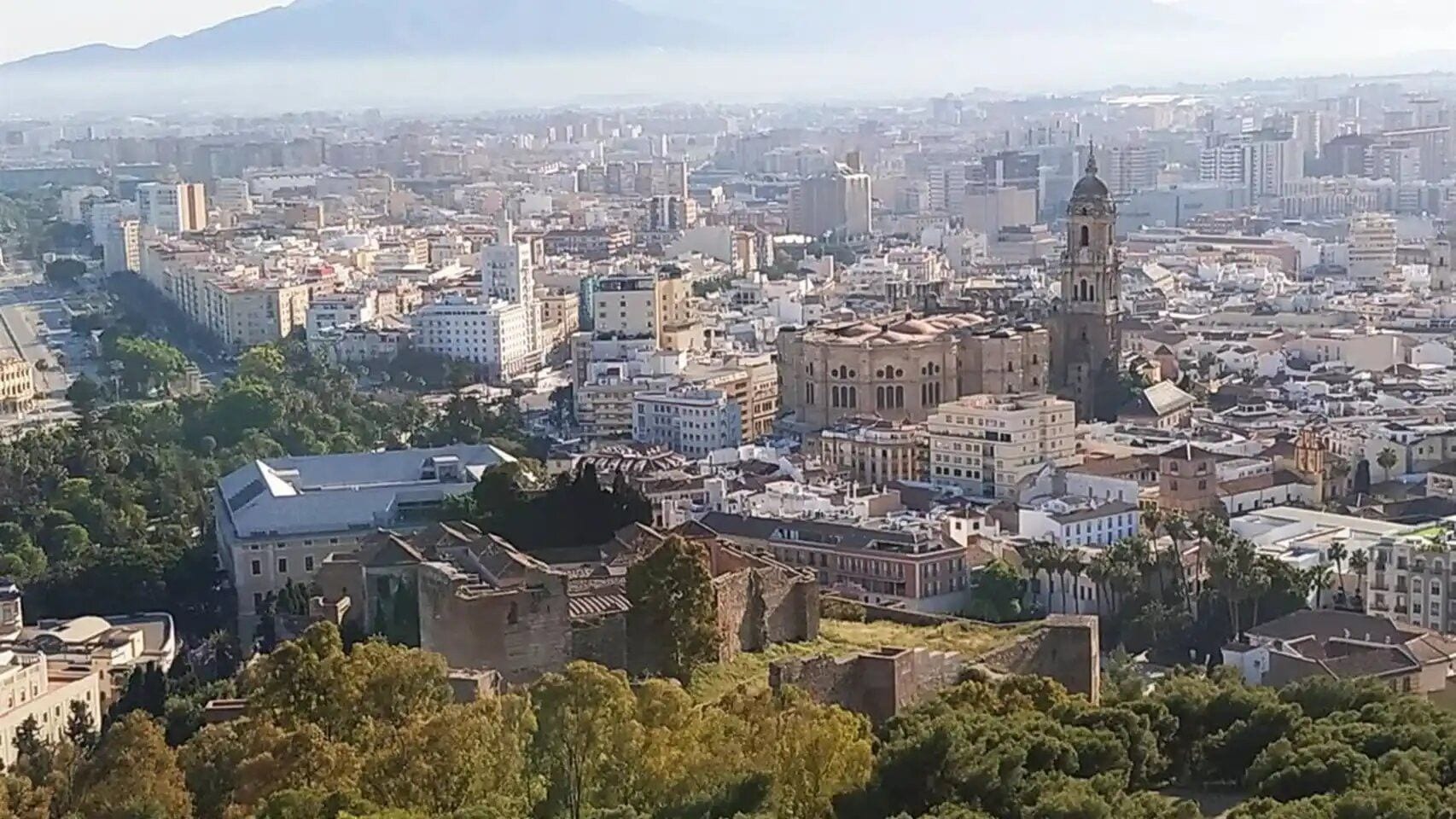 Málaga pisa el freno cuando el boom de los apartamentos y los cambios de locales a vivienda impactan ya en toda la ciudad